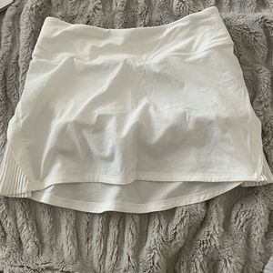White Lululemon Play Off the Pleats Mid-rise skirt. Size 2. 11.5 inch inseam